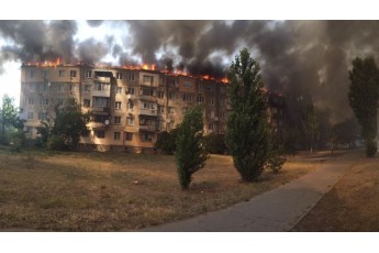 Гори диму і страшне полум’я: на Херсонщині палає багатоповерховий житловий будинок (відео)