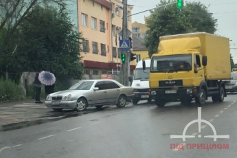 У Луцьку – аварія за участі двох автівок, рух дорогою – ускладнений (фото)