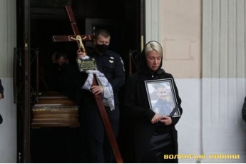 Господь забирає найкращих: у Луцьку попрощалися із загиблим у ДТП молодим патрульним (фото)