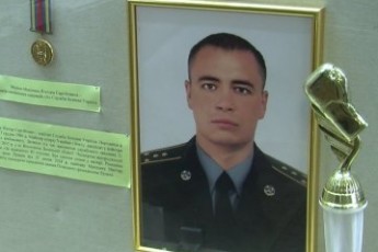 Мама загиблого на Донбасі волинянина передала його нагороди у музей (відео)