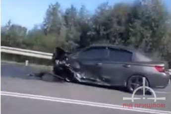 У селі біля Луцька – аварія: розтрощені три автівки (відео)