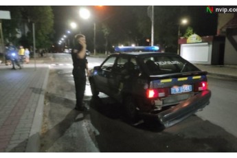 У місті на Волині водій легковика в’їхав у поліцейську машину та втік (відео)
