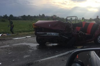 Авто з волинською реєстрацією потрапило у жахливу аварію: ВАЗ зім'яло вщент (відео)