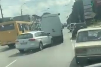 У Луцьку легковик врізався в буса, рух вулицею − ускладнено (відео)