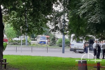 Поліцейський хотів звільнити дитину із автобуса в Луцьку, проте у відповідь пролунав постріл (відео)