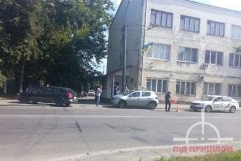 Аварія у Луцьку: дорогу не поділили два легковики (фото)