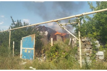 Через обстріли на Донбасі загорілося селище, пожежу гасять українські військові (фото)