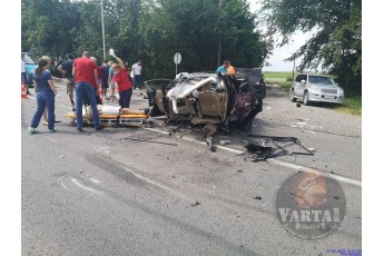 Автомобіль розірвало навпіл, на дорозі – закривавлені діти: на Львівщині сталася жахлива аварія (фото/відео)