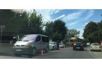 У Луцьку – ДТП: легковик протаранив мікроавтобус, рух вулицею ускладнений (фото)
