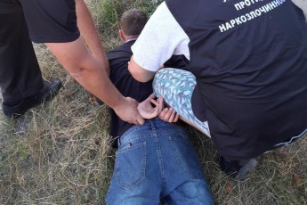 Зброя та наркотики: на Волині затримали чергового наркоторговця (фото)