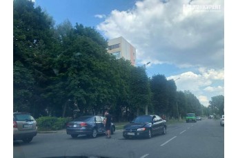 У Луцьку – ДТП: зіткнулися два автомобілі, на вулиці утворився затор (фото)