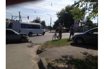 Одну автівку викинуло на тротуар: у Луцьку зіткнулись два легковики (фото)