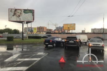 У Луцьку – ДТП на кільці: два автомобілі не поділили дорогу (фото)