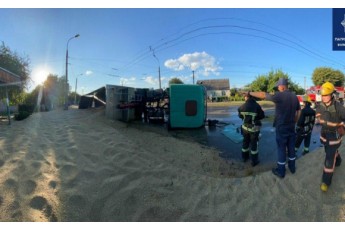 У Луцьку перекинулась вантажівка з зерном: деталі аварії (фото)