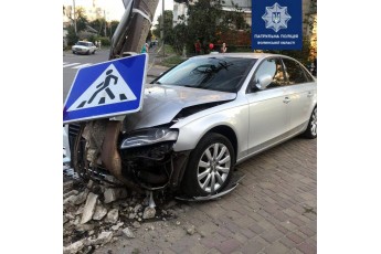У Луцьку Audi в'їхала в електоопору, водій втік: деталі аварії