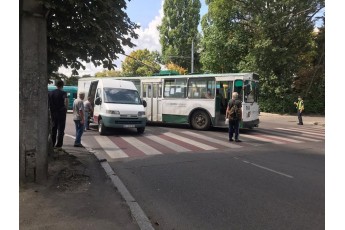 У Луцьку біля пішохідного переходу тролейбус врізався у бус (фото)