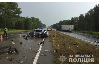 Автомобіль розбитий вщент: на Волині трапилась аварія за участі вантажівки, є загиблі та потерпілі (фото)