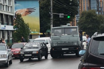 У Луцьку біля РЦ сталась аварія, рух проспектом − ускладнений (фото)