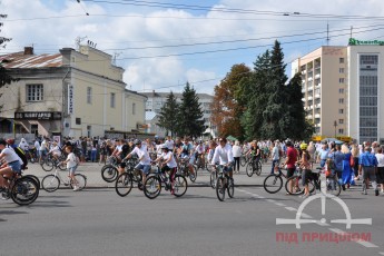 У Луцьку відбувся святковий велопробіг у вишиванках (фоторепортаж)