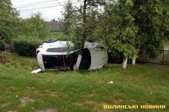 У селі під Луцьком – аварія: від удару автомобіль перекинувся в кювет (фото)