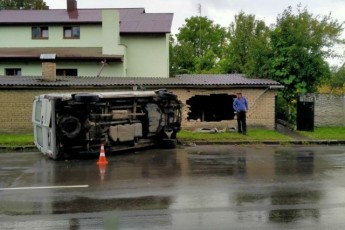 Влетів у стіну та перекинувся: у Луцьку – аварія з потерпілими (фото)