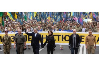 Жага піару Порошенка: експрезидент висунувся вперед маршу ветеранів на День Незалежності, куди його ніхто не кликав (фото)