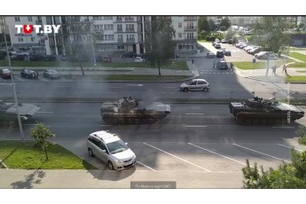 У Білорусі затримали понад 100 людей, до Мінська увійшла гусенична військова техніка (відео)