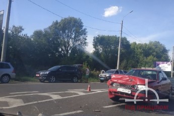 У Луцьку на перехресті сталась аварія, одна з автівок − розтрощена (фото)