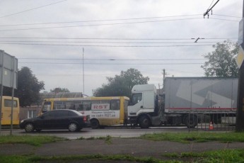 У Луцьку – ДТП: вантажівка зіткнулася з маршруткою (фото)