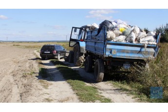 На Волині системно трактором вивозять сміття на стихійне сміттєзвалище (відео)