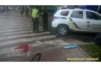 У Луцьку велосипедист зірвав номери і розбив голову в авто патрульних (фото)