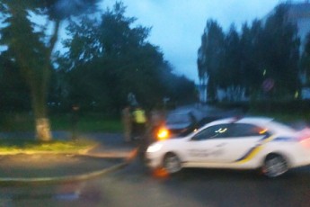 У Луцьку – аварія біля поліклініки: два автомобілі не поділили дорогу