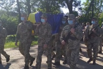 Поховали бійця волинської бригади, який загинув внаслідок обстрілу на Донбасі (фото, відео)