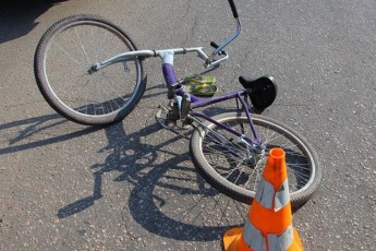 У Луцьку автомобіль збив велосипедиста (відео)