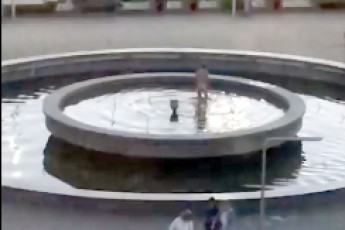 У Луцьку чоловік голяка купався у фонтані (відео 18+)