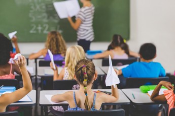 Українські школи працюватимуть в режимі змішаного навчання
