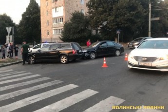Біля ТЦ у Луцьку сталася аварія, є потерпілі (фото)