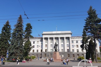 У Луцьку пропонують поміняти місцями пам'ятники Тарасу Шевченку та Лесі Українці