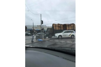 У Луцьку – аварія: вантажівка з деревиною протаранила легковик (фото)