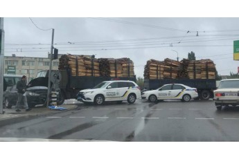 В'їхав у світлофор: повідомили деталі зіткнення вантажівки з легковиком у Луцьку (відео)