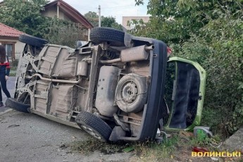 ДТП − у Луцьку: від удару автівка опинилась на тротуарі і перекинулась (фото)