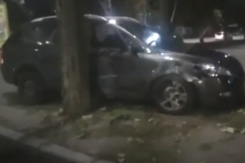 У Луцьку п'яний автомийник вкрав авто клієнта та застряг між електроопорою та білбордом (відео)