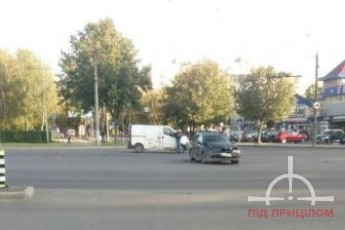 У Луцьку – ДТП: зіткнулись мікроавтобус та легковик (фото)