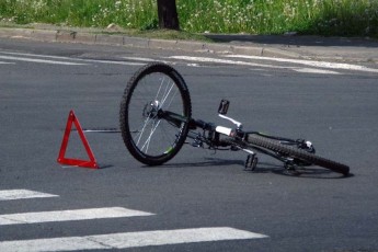 У Луцьку автомобіль збив велосипедиста, чоловіка госпіталізували