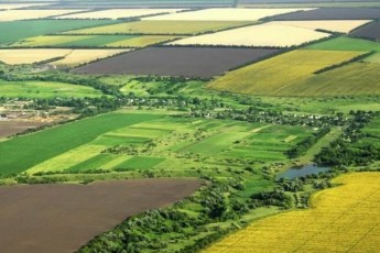 Зеленський підписав указ про передачу землі у власність громад