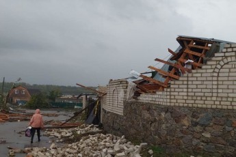 Знесені дахи, зруйновані стіни в будинках, повалені дерева: Україною пронеслась негода (фото)