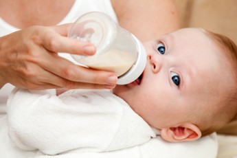 Немовлята, яких годують з пляшечок, поглинають мільйони мікропластиків (дослідження)