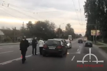 У Луцьку – аварія біля заправки: зіткнулися два автомобілі (відео)