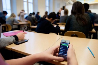 В українських школах хочуть заборонити мобільні телефони
