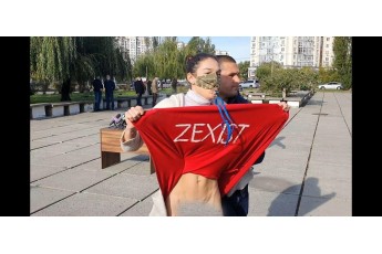 Зеленського на виборчій дільниці атакувала напівоголена активістка Femen (відео)
